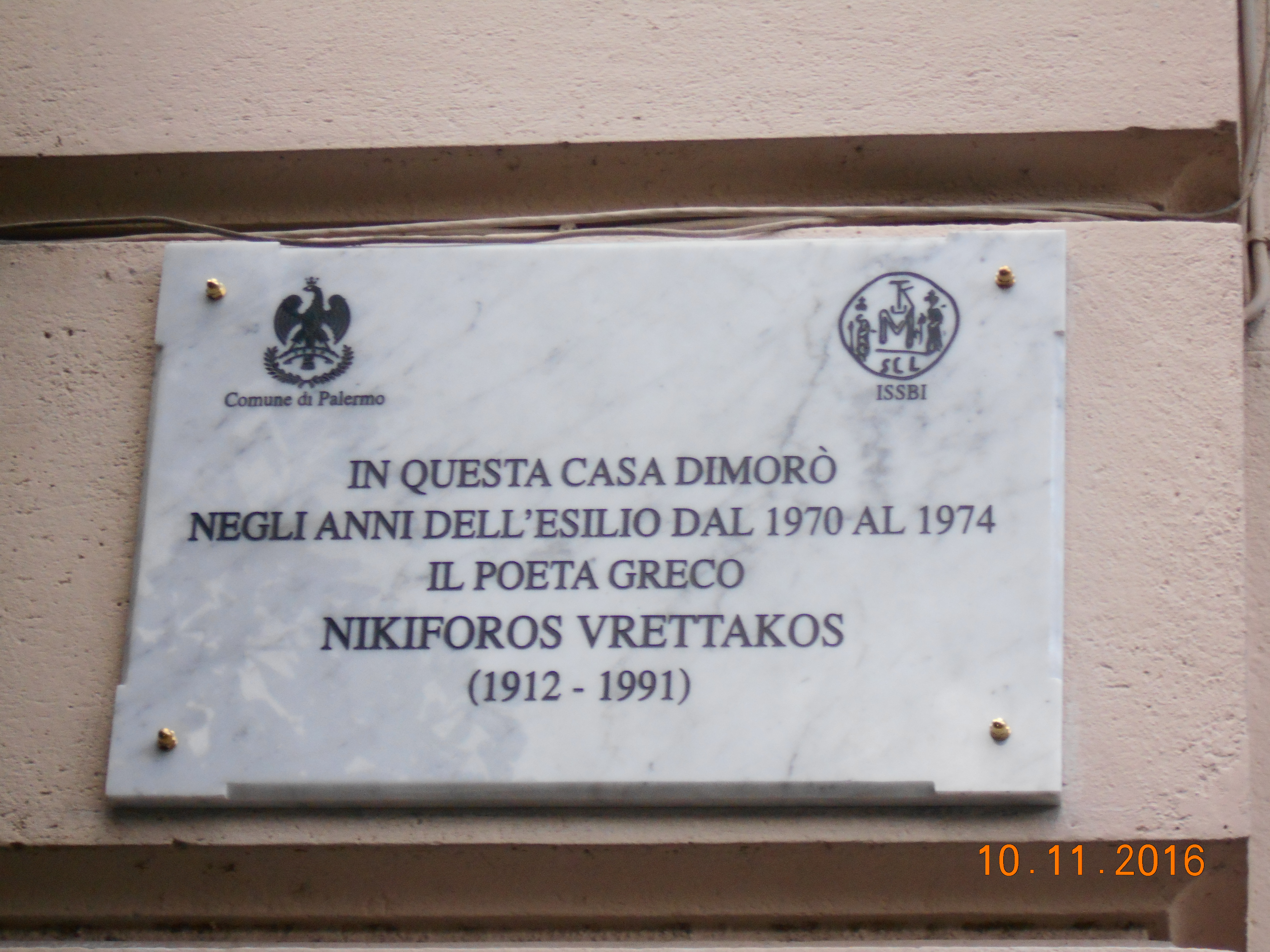 Targa commemorativa del poeta Nikiforos Vrettakos